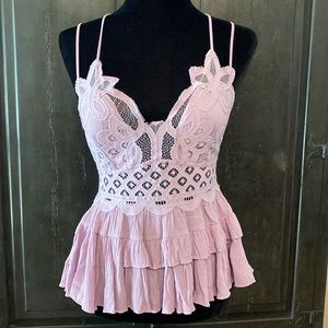 Zenana ruffles/lace periwinkle sleeveless top - size Large.